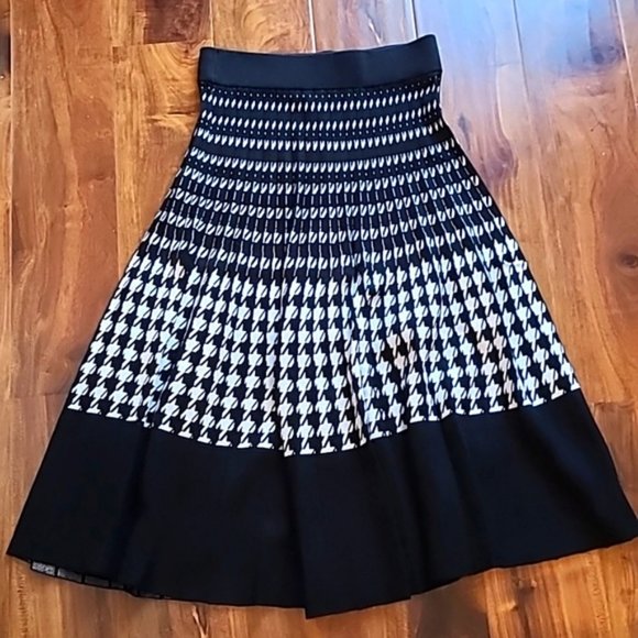 Banana Republic Houndstooth Pleated Knit Skirt - Picture 5 of 10